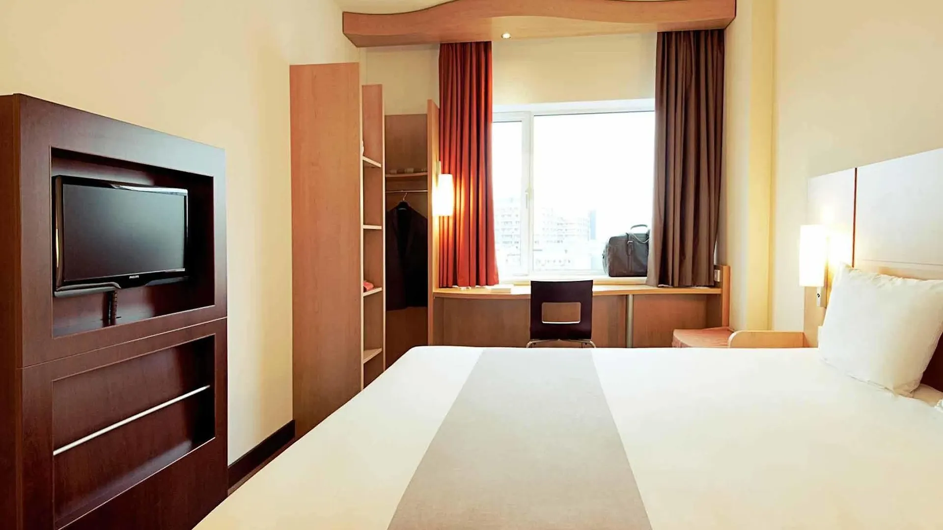 ***  Ibis Maine Montparnasse Hotel Paris France