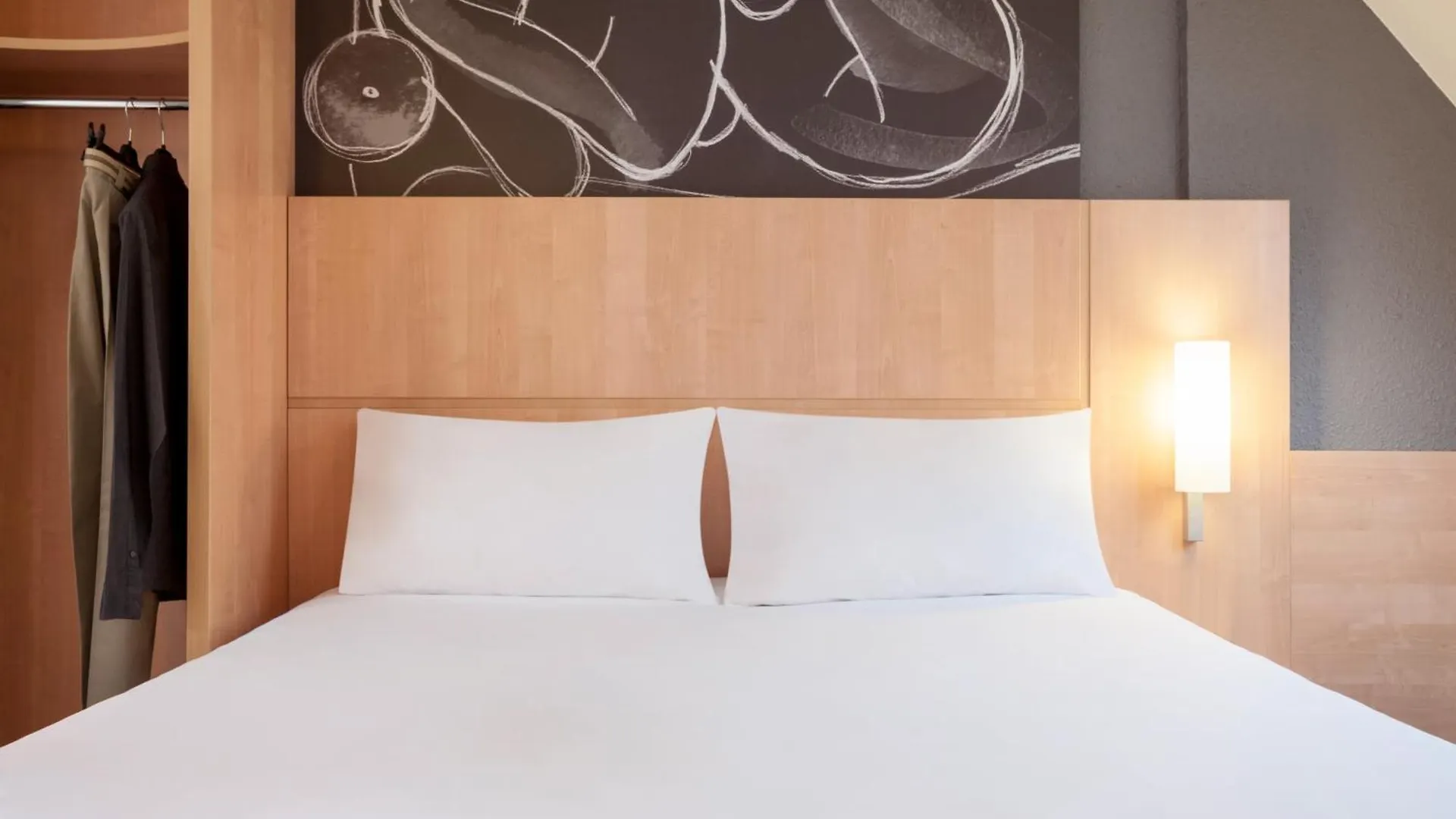 ***  Ibis Maine Montparnasse Hotel Paris França